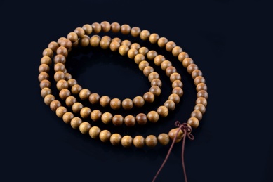 黑色背景中的文玩乌木手串