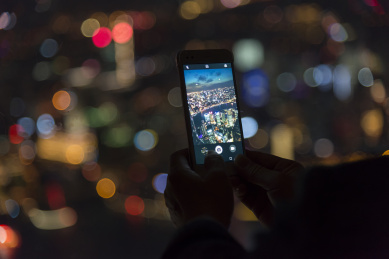 正在用手机拍摄夜景