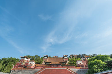 中国北京北海公园琼岛的古代园林建筑