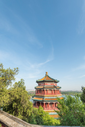 中国北京北海公园琼岛的古代园林建筑