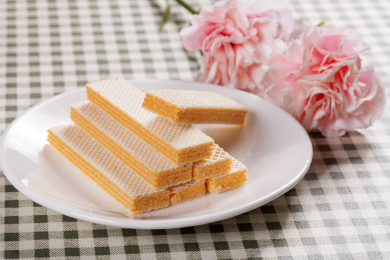 奶酪味威化饼干摆放在白色盘子中