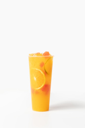 在白色背景上放着的果汁饮料