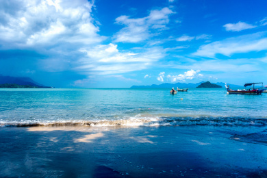 马来西亚兰卡威晴天黑沙海滩风光