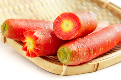 白底竹筛子上的胡萝卜切面