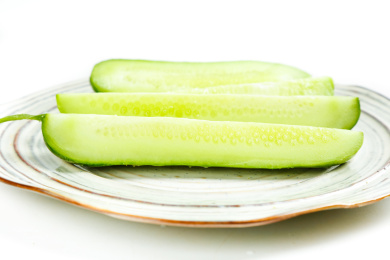 白底盘子上切开的有机水果黄瓜