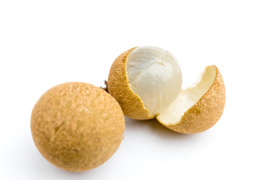 白色背景中两颗新鲜美味的龙眼