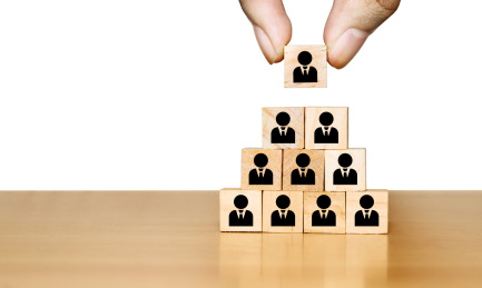 白色背景下白底棚拍搭积木一个hr面试官拿起了独特的唯一的人才精英招聘概念