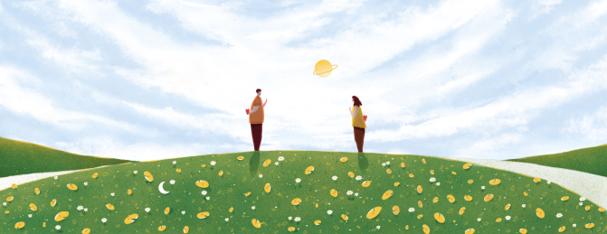 两个人在绿色的草地上相遇长图