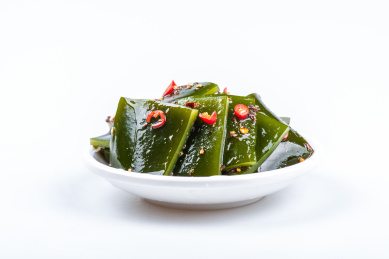 白底的零食麻辣爽口的海带片
