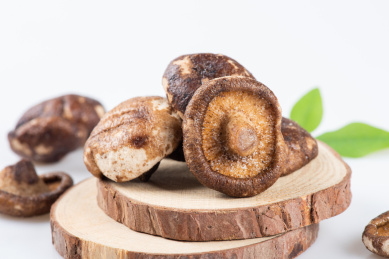 白色背景的即食香菇香浓爽脆