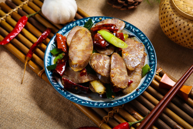 美味农家菜干辣椒蒜苗炒腊肠