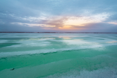中国青海省海西州茫崖翡翠湖日出