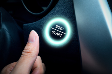 一个驾驶员用手指按下了2020开始的按钮开关启动了新的计划与导航方向目标