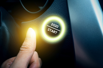 一个驾驶员用手指按下了2020开始的按钮开关启动了新的计划与导航方向目标
