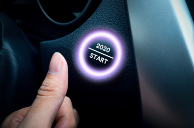一个驾驶员用手指按下了2020开始的按钮开关启动了新的计划与导航方向目标