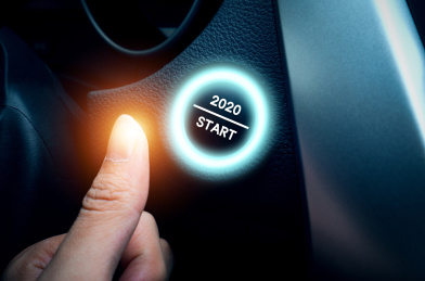 一个驾驶员用手指按下了2020开始的按钮开关启动了新的计划与导航方向目标