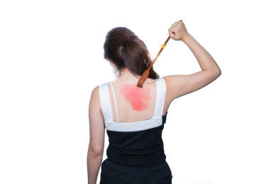 皮肤瘙痒荨麻疹难受难耐抓痕挠痒痒皮肤病皮肤炎概念