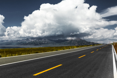 多云天气沿喀纳斯湖的公路