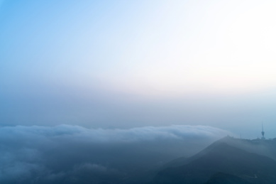 中国深圳，梧桐山山顶远处翻腾的云海