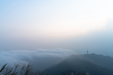 中国深圳，梧桐山山顶远处翻腾的云海