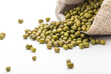 营养丰富的绿豆在白色背景中