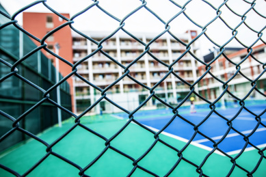 深圳市一所中学校园里的球场