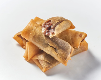 纯白背景下的豆沙馅炸春卷