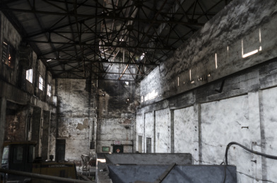 重庆一座停产矿山废弃的机修车间厂房