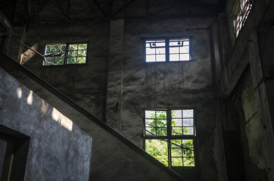 重庆一座废弃矿山的机修车间厂房