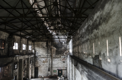 重庆一座停产矿山废弃的机修车间厂房