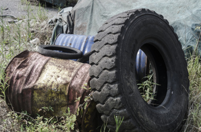 重庆一废弃矿山空地上的烂油桶和废轮胎