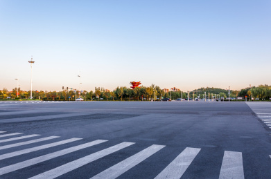 望海山公园前的马路十字路口人行道风光