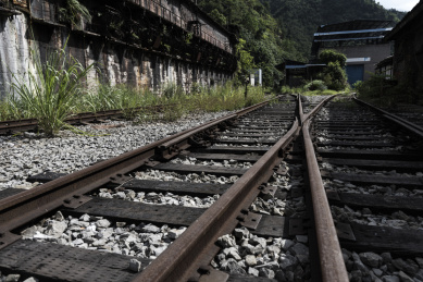 关停的重庆一铁矿废弃的运输铁路