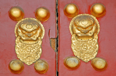 大门上的金色门环和门钉