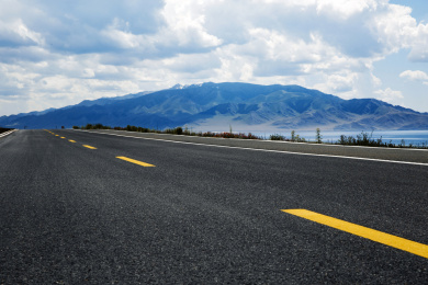 新疆喀纳斯自然景观下多云蓝天下的沥青路面