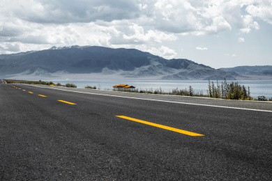 新疆喀纳斯自然景观下多云蓝天下的沥青路面