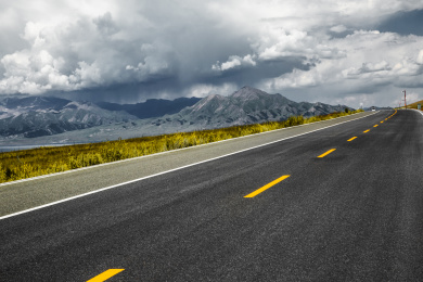新疆喀纳斯自然景观下多云蓝天下的沥青路面