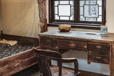 传统民国时期卧室的木质床与书桌
