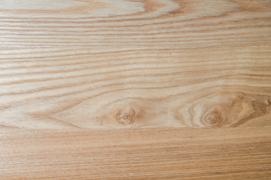 木料上自然不规则的实木纹理