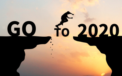 夕阳西下前的剪影山崖上一个人跳向2020年