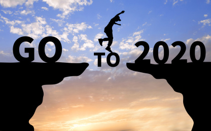 夕阳西下前的剪影山崖上一个人跳向2020年