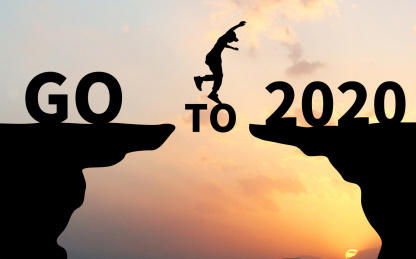 夕阳西下前的剪影山崖上一个人跳向2020年