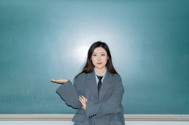 一个美女女老师站在黑板前正在进行讲课授课教育概念