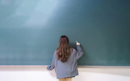 美女老师教师站在教室讲台前讲课上课培训学习