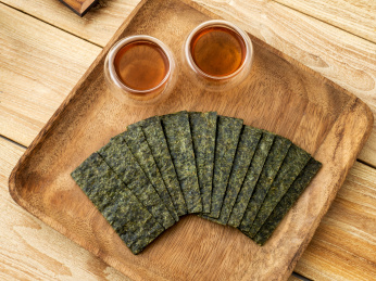 木头盘子里的排列整齐的芝麻海苔零食