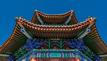 吉林市炮台山上蓝天白云下的琉璃瓦凉亭