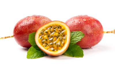 白底上的红皮百香果切面