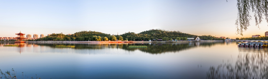 中国天津滨海新区望海山公园临潮湖全景风光