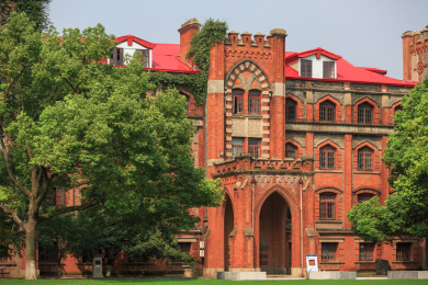 中国江苏省苏州市苏州大学本部美丽的校园风景(精正楼).
