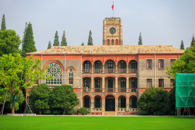 中国江苏省苏州市苏州大学本部美丽的校园风景(精正楼).